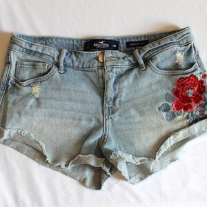 Hollister Women's Blue and Pink Embroidered Low-Rise Shorts